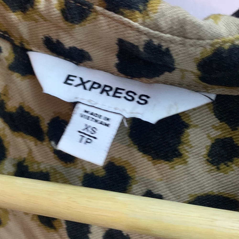 *Express* ~ Button Up Collared Crop Top - image 2